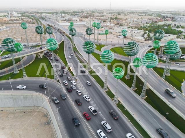 صورة جوية لطريق سريع مزدحم في منطقة جرين فيلد، الرياض، المملكة العربية السعودية