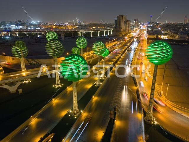 صورة جوية بطائرة بدون طيار لطريق سريع مزدحم في منطقة "ذا جرين فيلد" بالرياض، المملكة العربية السعودية. ليلاً.
