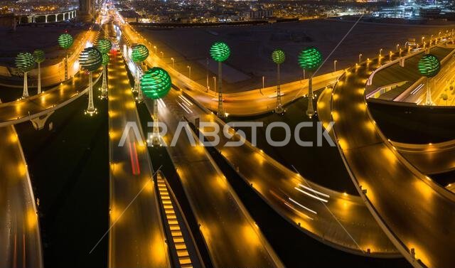 صورة جوية بطائرة بدون طيار لطريق سريع مزدحم في منطقة "ذا جرين فيلد" بالرياض، المملكة العربية السعودية. ليلاً.