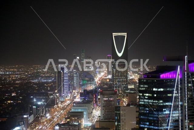 الرياض، المملكة العربية السعودية – 11 سبتمبر 2024: وسط الرياض ليلاً، مع برج المملكة شامخاً فوق المدينة