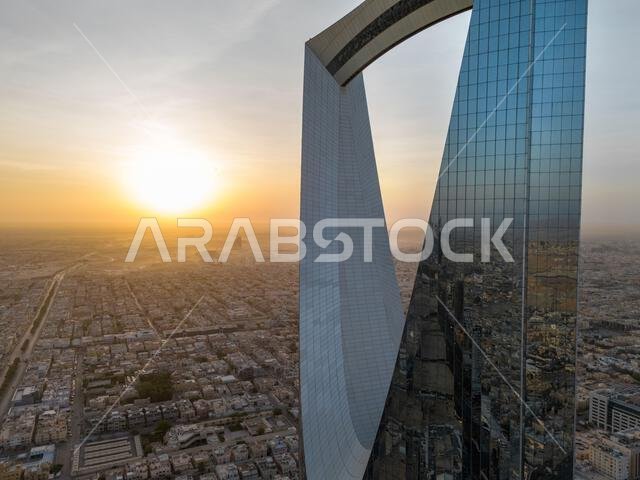 لقطة جوية بطائرة بدون طيار. المملكة العربية السعودية. الرياض. شروق الشمس. برج المملكة