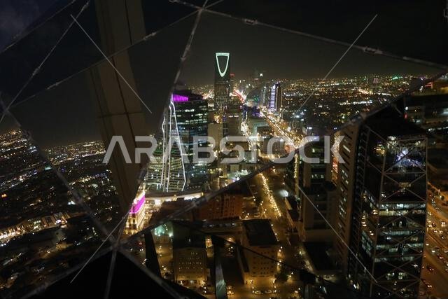 الرياض، المملكة العربية السعودية – ١١ سبتمبر ٢٠٢٤: وسط الرياض، بما في ذلك برج المملكة، ينعكس في مجسم برج الفيصلية.