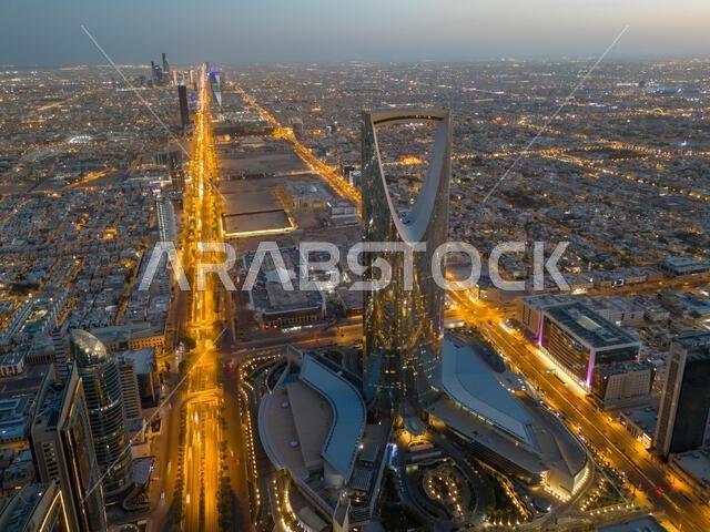 لقطة جوية بطائرة بدون طيار. المملكة العربية السعودية. الرياض. شروق الشمس. برج المملكة لقطة جوية بطائرة بدون طيار. المملكة العربية السعودية. الرياض. شروق الشمس. برج المملكة