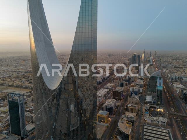 لقطة جوية بطائرة بدون طيار. المملكة العربية السعودية. الرياض. شروق الشمس. برج المملكة