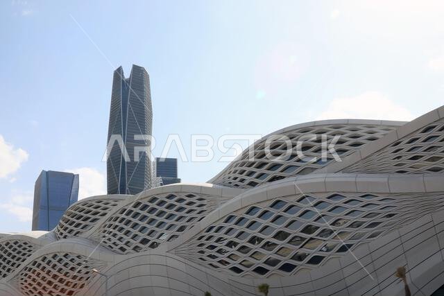 يرتفع برج صندوق الاستثمارات العامة فوق محطة مترو الرياض التي صممتها زها حديد في الحي المالي للملك عبد الله في المملكة العربية السعودية