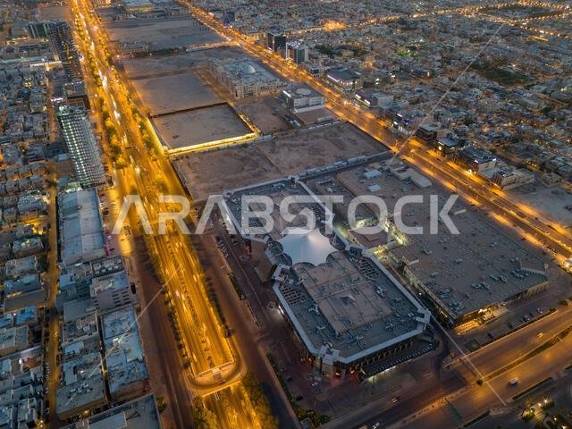 لقطة جوية بطائرة بدون طيار. المملكة العربية السعودية. الرياض. برج المملكة. غروب الشمس. المساء.