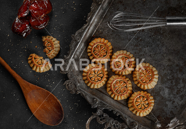 معمول محشو بالتمر ، الحلويات الشعبية الهشة اللذيذة ، كعك العيد الشهي محشو بالتمر ، حلويات شعبية طازجة ، معمول محشو بالتمر