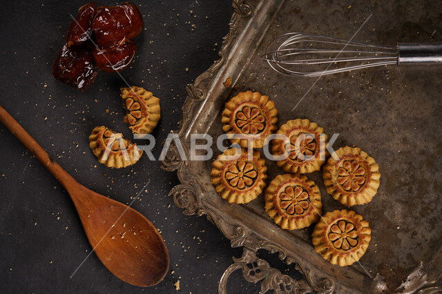 معمول محشو بالتمر ، الحلويات الشعبية الهشة اللذيذة ، كعك العيد الشهي محشو بالتمر ، حلويات شعبية طازجة ، معمول محشو بالتمر