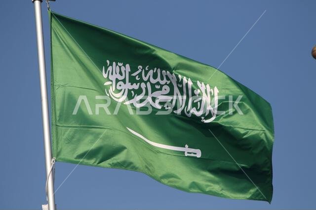 سانت بطرسبرغ، روسيا. ٢٥ سبتمبر ٢٠٢٤. علم المملكة العربية السعودية يرفرف في مهب الريح على سارية علم في سانت بطرسبرغ، روسيا. حقوق الصورة: SOPA Images Limited/Alamy Live News