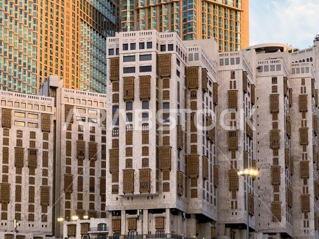 مكة المكرمة، المملكة العربية السعودية - 18 مايو 2024: فندق مذهل بالقرب من المسجد الحرام بتصميم داخلي فريد.