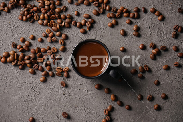 صورة مقربة لفنجان القهوة الساخنة ، مشروب ساخن ، قهوة اسبريسو ، مشروبات ساخنة لذيذة ، فنجان القهوة الساخن ، قهوة داكنة ، حبوب البن المتناثرة