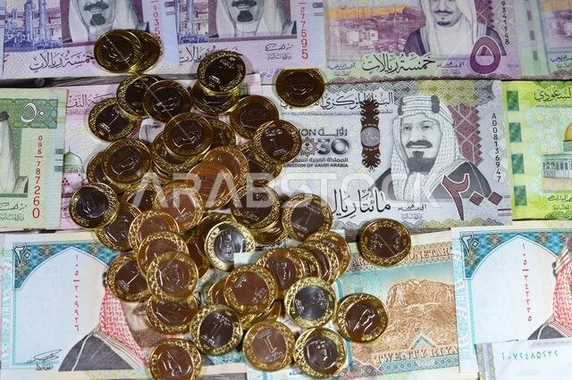 عملات معدنية من فئة ريال سعودي واحد على أوراق نقدية من فئة الريال السعودي، بقيم مختلفة، والوضع النقدي والاقتصادي للعملة، والتضخم