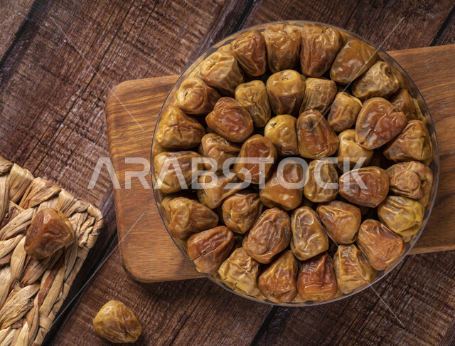 صورة مقربة من التمر السكري الصحي الطازج، وجبة ذات قيمة غذائية عالية، ضيافة رمضانية، انواع من التمور الصحية واللذيذة، تمر سكري رطب من نخيل المملكة العربية السعودية، تمر سعودي