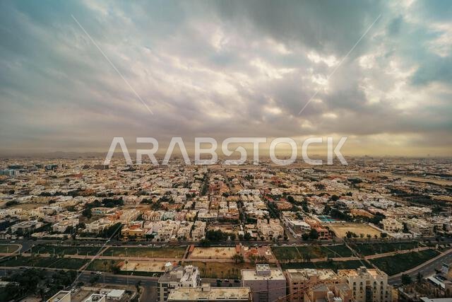 منظر بانورامي من الأعلى لمدينة جدة، نمط حياة حضري، منطقة ذات مناظر طبيعية خلابة، سماء ملبدة بالغيوم، غروب الشمس