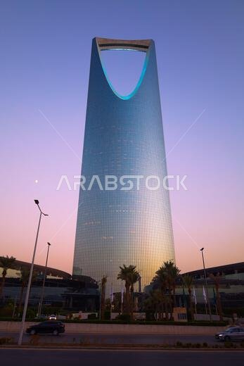 الرياض، المملكة العربية السعودية - ١٤ سبتمبر ٢٠٢٤، برج المملكة، غروب شمس الأعمال، طريق الملك فهد
