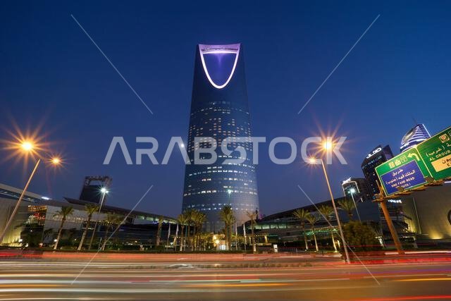 الرياض، المملكة العربية السعودية - ١٤ سبتمبر ٢٠٢٤، برج المملكة، غروب شمس الأعمال، طريق الملك فهد