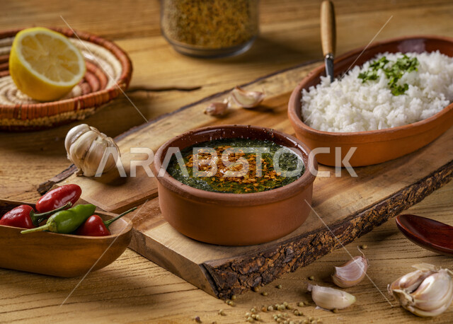 طبق من ايدام الملوخية اللذيذ والأرز الأبيض، أكلات عربية تقليدية ، مأكولات عربية ، أطباق شعبية ، طبق صحي ومفيد ، وصفات وأطباق طعام لذيذة ، وجبات الطعام الصحية الشهية ، مطاعم شرقية