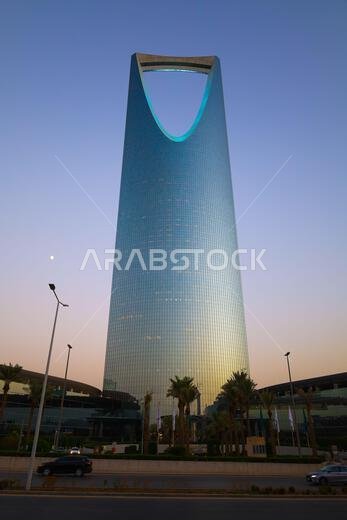 الرياض، المملكة العربية السعودية - ١٤ سبتمبر ٢٠٢٤، برج المملكة، غروب شمس الأعمال، طريق الملك فهد