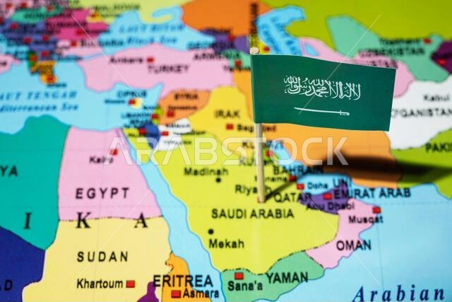 خريطة للشرق الأوسط عليها علم المملكة العربية السعودية. العلم أخضر اللون. مفهوم السفر والحكومة
