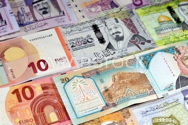 العملات الأوروبية: أوراق نقدية من اليورو (EUR) والريال السعودي (SAR)، وأوراق نقدية من الريال السعودي بقيم مختلفة، ودلالات على الوضع الاقتصادي للعملة.