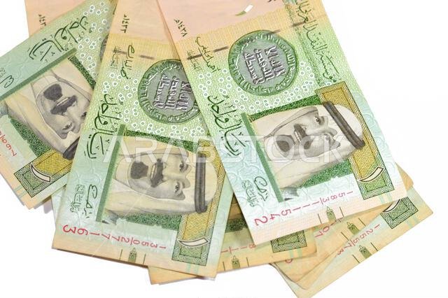 يُظهر وجه ورقة الريال السعودي الواحد (1 ريال سعودي) صورة الملك عبد الله بن عبد العزيز، وأول عملة إسلامية، وهي عملة قديمة عتيقة الطراز. يُظهر وجه ورقة الريال السعودي الواحد (1 ريال سعودي) صورة الملك عبد الله بن عبد العزيز، وأول عملة إسلامية، وهي عملة قديمة عتيقة الطراز.