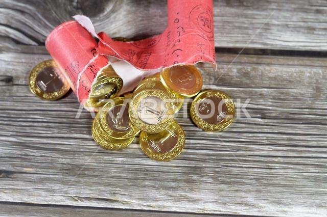 تتميز رزم العملات المعدنية من فئة ريال سعودي واحد بصورة الملك سلمان بن عبد العزيز، مع شعارات النبالة المتعددة داخل الزخارف النباتية، سعود