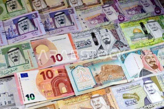 العملات الأوروبية: اليورو (EUR) والريال السعودي (SAR)، عملات ورقية من الريال السعودي بقيم مختلفة، تعكس الوضع الاقتصادي للعملة. العملات الأوروبية: اليورو (EUR) والريال السعودي (SAR)، عملات ورقية من الريال السعودي بقيم مختلفة، تعكس الوضع الاقتصادي للعملة.