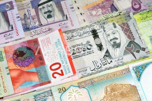 العملات السويسرية من الفرنكات السويسرية والعملات السعودية من الريالات، بقيم مختلفة، تحمل صوراً لملوك المملكة العربية السعودية. العملات السويسرية من الفرنكات السويسرية والعملات السعودية من الريالات، بقيم مختلفة، تحمل صوراً لملوك المملكة العربية السعودية.
