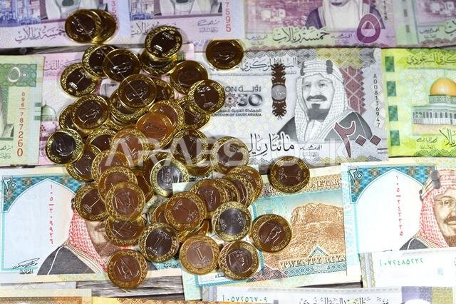 عملات معدنية من فئة ريال سعودي واحد على أوراق نقدية من فئة الريال السعودي، بقيم مختلفة، والوضع النقدي والاقتصادي للعملة، والتضخم
