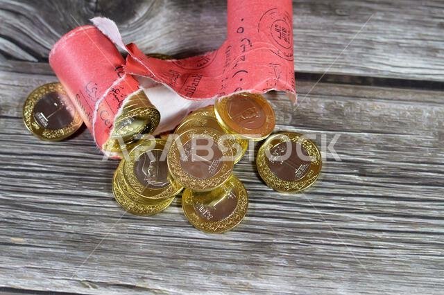 تتميز رزم العملات المعدنية من فئة ريال سعودي واحد بصورة الملك سلمان بن عبد العزيز، مع شعارات النبالة المتعددة داخل الزخارف النباتية، سعود تتميز رزم العملات المعدنية من فئة ريال سعودي واحد بصورة الملك سلمان بن عبد العزيز، مع شعارات النبالة المتعددة داخل الزخارف النباتية، سعود