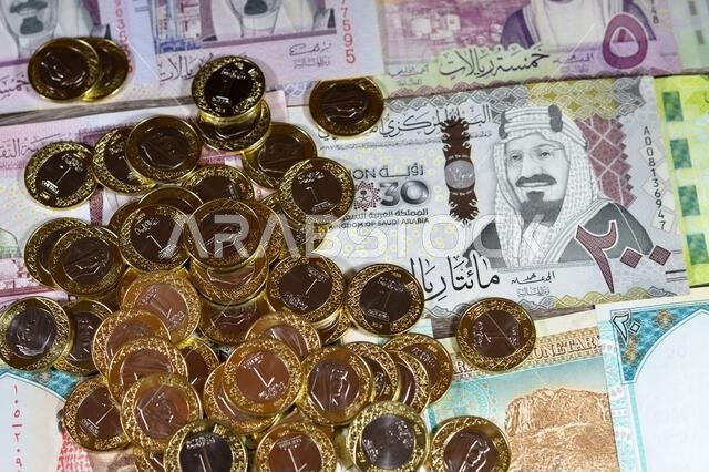 عملات معدنية من فئة ريال سعودي واحد على أوراق نقدية من فئة الريال السعودي، بقيم مختلفة، والوضع النقدي والاقتصادي للعملة، والتضخم