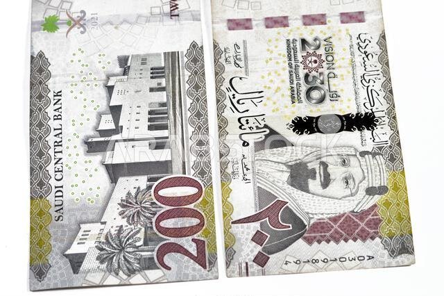 ورقة نقدية من فئة 200 ريال سعودي، تحمل صورة الملك عبد العزيز آل سعود، ورؤية المملكة العربية السعودية لعام 2030، وقصر الحكم في مدينة الرياض.