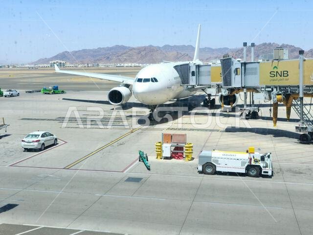 المدينة المنورة، المملكة العربية السعودية، 29 يونيو 2024: طائرة في مطار الأمير محمد بن عبد العزيز الدولي بالمدينة المنورة، تُسيّر رحلات داخلية وإقليمية ودولية