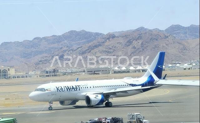 المدينة المنورة، المملكة العربية السعودية، 29 يونيو 2024: طائرة تابعة للخطوط الجوية الكويتية في مطار الأمير محمد بن عبد العزيز الدولي بالمدينة المنورة، مخصصة للرحلات الداخلية والمحلية.