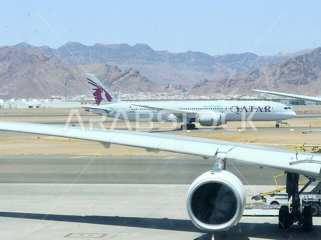 المدينة المنورة، المملكة العربية السعودية، 29 يونيو 2024: طائرة تابعة للخطوط الجوية القطرية في مطار الأمير محمد بن عبد العزيز الدولي بالمدينة المنورة، مخصصة للرحلات الداخلية والإقليمية
