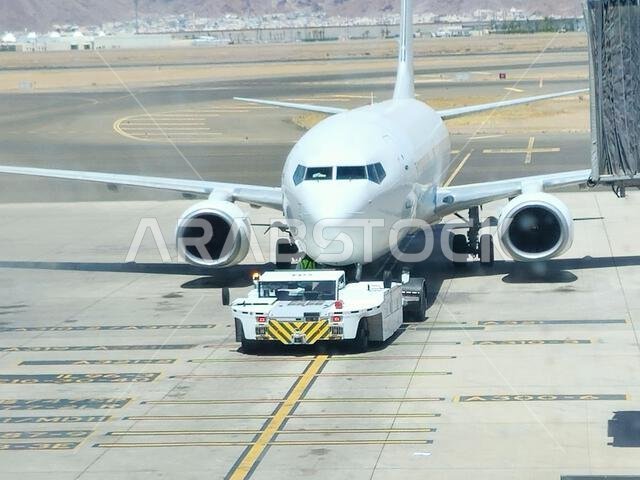 المدينة المنورة، المملكة العربية السعودية، 29 يونيو 2024: طائرة في مطار الأمير محمد بن عبد العزيز الدولي بالمدينة المنورة، تُسيّر رحلات داخلية وإقليمية ودولية