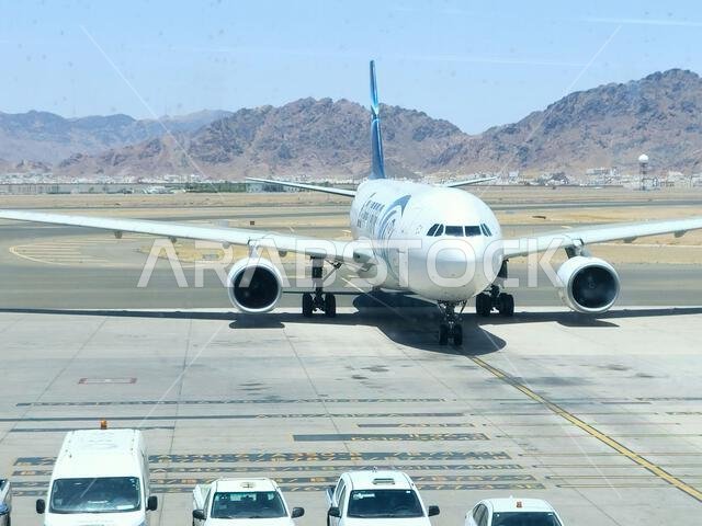 المدينة المنورة، المملكة العربية السعودية، 29 يونيو 2024: طائرة تابعة لمصر للطيران في مطار الأمير محمد بن عبد العزيز الدولي بالمدينة المنورة، والذي يخدم الرحلات الداخلية والإقليمية