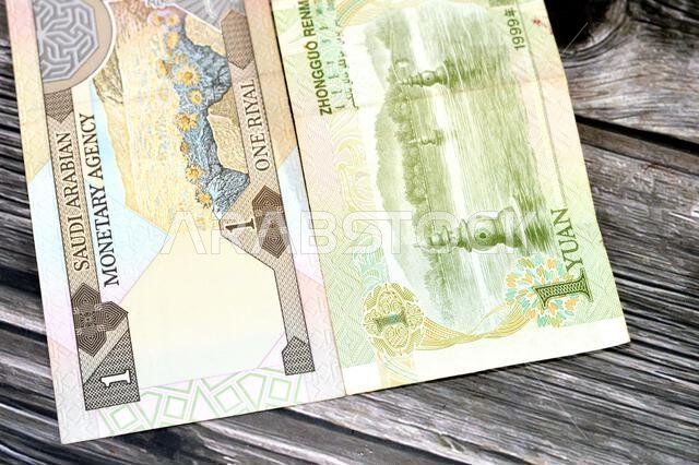 ورقة نقدية من فئة الريال السعودي وورقة نقدية من فئة يوان صيني واحد صادرة عن بنك الشعب الصيني، المملكة العربية السعودية، ومكتب الصرافة الصيني ورقة نقدية من فئة الريال السعودي وورقة نقدية من فئة يوان صيني واحد صادرة عن بنك الشعب الصيني، المملكة العربية السعودية، ومكتب الصرافة الصيني
