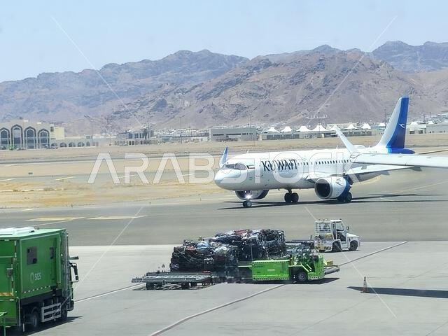 المدينة المنورة، المملكة العربية السعودية، 29 يونيو 2024: طائرة تابعة للخطوط الجوية الكويتية في مطار الأمير محمد بن عبد العزيز الدولي بالمدينة المنورة، مخصصة للرحلات الداخلية والمحلية.