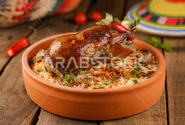 طبق الأرز الشعبي اللذيذ مع الحمام المحشي، أكلات عربية تقليدية، مأكولات عربية، أطباق شعبية، وصفات وأطباق طعام لذيذة، وجبات الطعام الصحية الشهية، طبق سعودي تقليدي، مطاعم شرقية، حمام محشي بالأرز، مطاعم للمأكولات العربية الشرقية