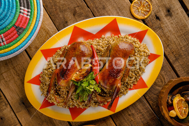 طبق الأرز الشعبي اللذيذ مع الحمام المحشي، أكلات عربية تقليدية، مأكولات عربية، أطباق شعبية، وصفات وأطباق طعام لذيذة، وجبات الطعام الصحية الشهية، طبق سعودي تقليدي، مطاعم شرقية، حمام محشي بالأرز، مطاعم للمأكولات العربية الشرقية
