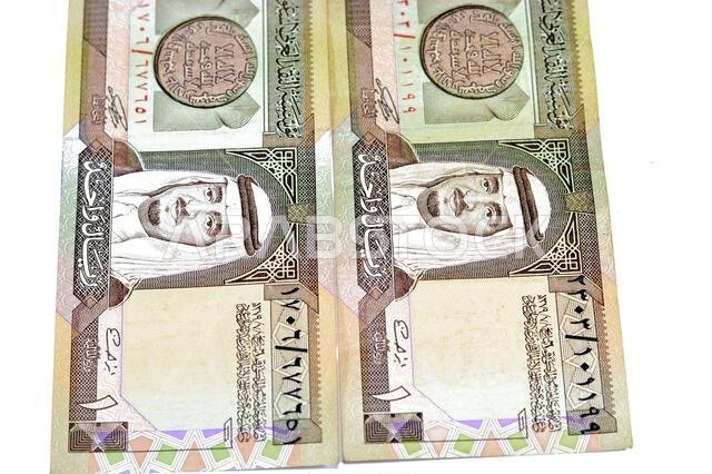 يُظهر الوجه الأمامي لورقة نقدية قديمة من المملكة العربية السعودية، فئة ريال واحد، صورة فهد بن عبد العزيز آل سعود، خادم الحرمين الشريفين، و...