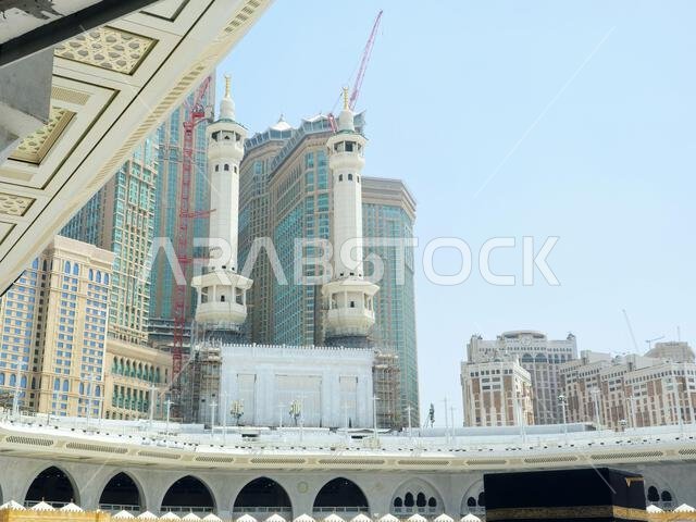 مكة المكرمة، المملكة العربية السعودية، 4 يونيو 2024: مآذن المسجد الحرام المحيطة بالكعبة المشرفة خلال مناسك الحج والعمرة، مع أبراج الرافعات المحيطة بها.