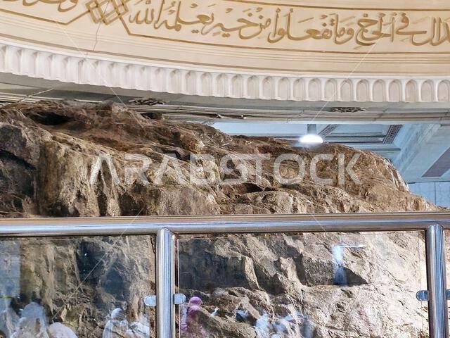 مكة المكرمة، المملكة العربية السعودية، 6 يونيو 2024: جبلا الصفا والمروة، وهما جبلان صغيران يقعان الآن في المسجد الحرام بمكة المكرمة، ويتنقل المسلمون بينهما ذهابًا وإيابًا.