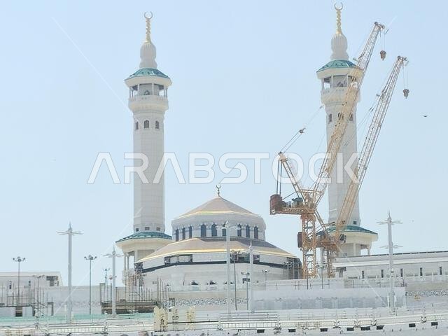 مكة المكرمة، المملكة العربية السعودية، 4 يونيو 2024: مآذن المسجد الحرام المحيطة بالكعبة المشرفة خلال مناسك الحج والعمرة، مع أبراج الرافعات المحيطة بها. مكة المكرمة، المملكة العربية السعودية، 4 يونيو 2024: مآذن المسجد الحرام المحيطة بالكعبة المشرفة خلال مناسك الحج والعمرة، مع أبراج الرافعات المحيطة بها.
