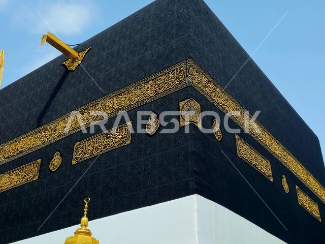 الكعبة في ملابس الإحرام، الكعبة بناء حجري في قلب المسجد الحرام، أهم مساجد الإسلام وأقدس مواقعه، وهو القبلة