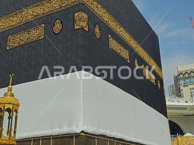 الكعبة المشرفة، وهي بناء حجري يقع في قلب المسجد الحرام، أهم مساجد الإسلام وأقدس مواقعه، هي القبلة، وهي اتجاهها.