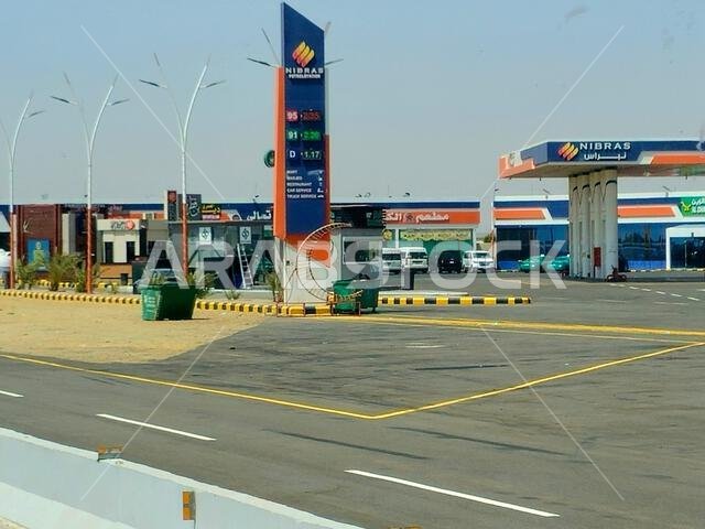 طريق مكة المكرمة والمدينة المنورة، المملكة العربية السعودية، 25 يونيو 2024: محطة وقود نبراس، مفهوم سعر البنزين، أسعار الغاز والنفط في المملكة العربية السعودية، التضخم