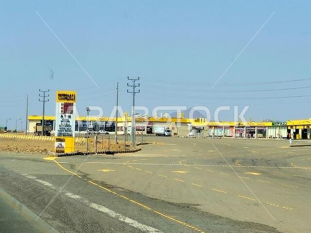طريق مكة المكرمة - المدينة المنورة، المملكة العربية السعودية، 25 يونيو 2024: محطة وقود بترولات، التي تأسست عام 2014 لدخول السوق السعودي بعد دراسات سوق الوقود و