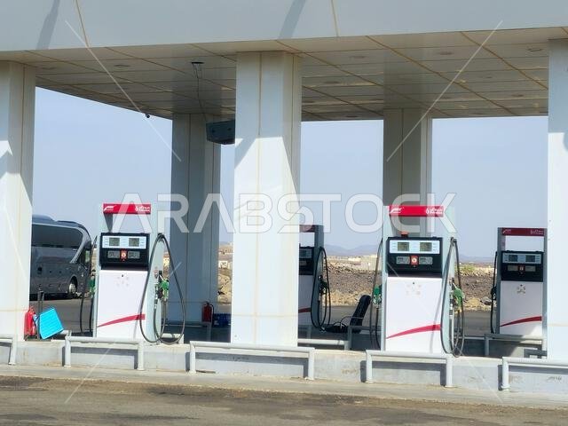 طريق المدينة المنورة، مكة المكرمة، المملكة العربية السعودية، 25 يونيو 2024: محطة وقود الموارد، محطة وقود غاز الموارد، مفهوم سعر البنزين، شركة موارد للطاقة